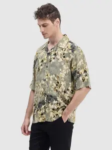Snitch Men Relaxed Fit Cuban Collar Floral Printed Casual Shirt