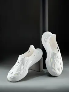 Campus Men Solid Clogs