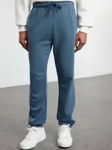 Trendyol  Men Regular Fit Mid Rise Joggers