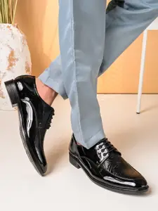 INVICTUS Men Textured Formal Derbys