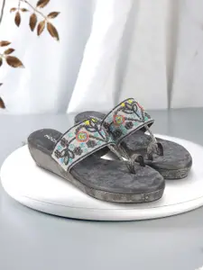 Mochi Women Printed Wedge Pumps