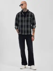Snitch Men Relaxed Fit Spread Collar Checked Casual Shirt