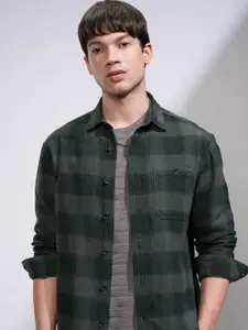 HIGHLANDER Men Relaxed Fit Cutaway Collar Gingham Checked Cotton Casual Shirt