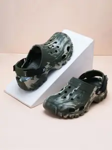 DOCTOR EXTRA SOFT Camo Niwaar Men Printed Clogs