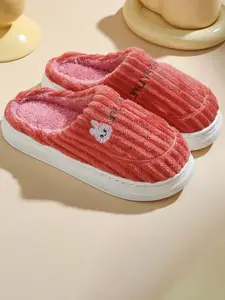 WOLVESDEN Women Self Design Room Slippers