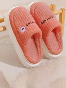 WOLVESDEN Women Self Design Room Slippers