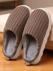 WOLVESDEN Women Self Design Room Slippers