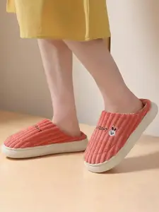 WOLVESDEN Women Self Design Room Slippers