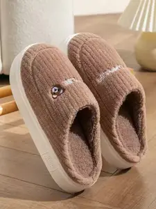 WOLVESDEN Women Self Design Room Slippers