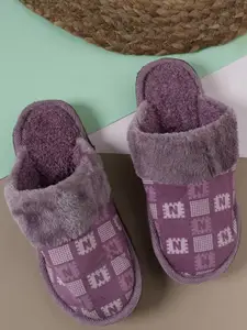 WOLVESDEN Women Self Design Room Slippers