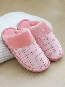 WOLVESDEN Women Self Design Room Slippers