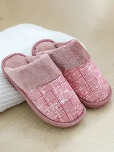 WOLVESDEN Women Self Design Room Slippers