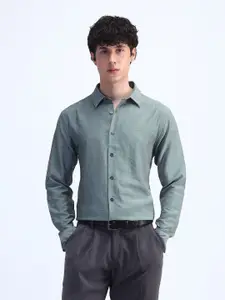 Flying Machine Men Solid Spread Collar Formal Shirt