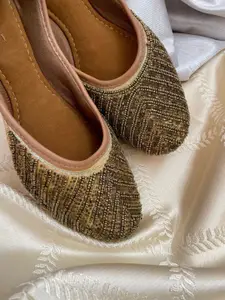 DESI COLOUR Women Embellished Ethnic Mojaris with Embroidered Flats