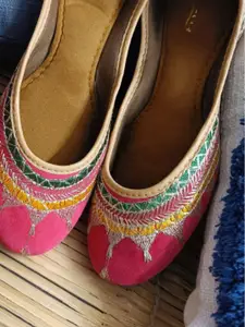 DESI COLOUR Women Embellished Ethnic Mojaris with Embroidered Flats