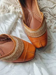 DESI COLOUR Women Embellished Ethnic Mojaris Flats