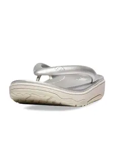 fitflop Women Textured Flatform Sandals