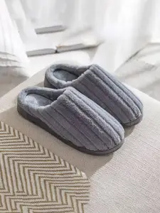 WOLVESDEN Women Self Design Fur Room Slippers