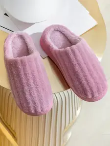 WOLVESDEN Women Self Design Room Slippers