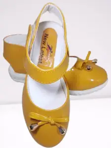 NEW LATEST Girls Synthetic Velcro Flats