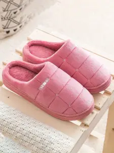 WOLVESDEN Women Self Design Room Slippers