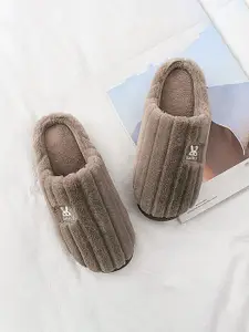 WOLVESDEN Women Self Design Room Slippers