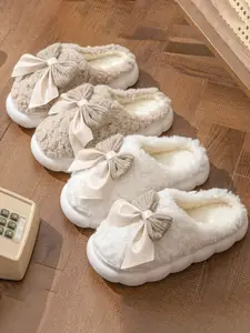 WOLVESDEN Women Pack of 2 Fur Room Slippers