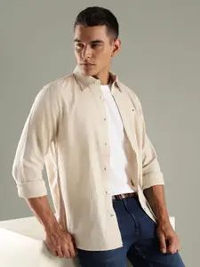 Tommy Hilfiger Men Solid Spread Collar Casual Shirt