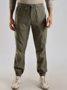 NEVER NEUD Men Relaxed Fit Cross Pocket Cargos Joggers