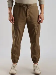 NEVER NEUD Men Relaxed Fit Cross Pocket Cargos Joggers