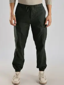 NEVER NEUD Men Relaxed Fit Cross Pocket Cargos Joggers