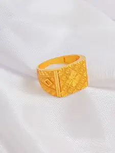 Saizen Men Gold-Plated Textured Finger Ring