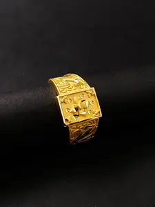 Saizen Men Gold-Plated Textured Finger Ring