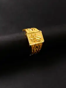 Saizen Men Gold-Plated Textured Finger Ring