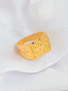 Saizen Men Gold-Plated Stainless Steel Royal Edge Chillai Work Finger Ring