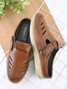 The Roadster Lifestyle Co Men Textured Shoe-Style Sandals
