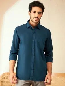 DENNISON Men Smart Fit Solid Spread Collar Casual Shirt