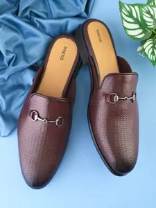 INVICTUS Men Textured Lightweight Mules