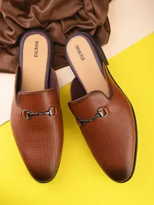 INVICTUS Men Textured Smart Casual Mules