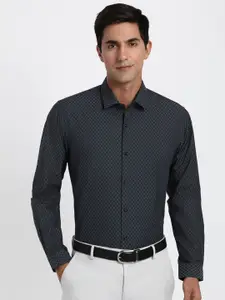 Peter England Checked Spread Collar Formal Shirt