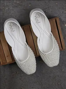 Shoestail Women Embellished Ethnic Mojaris Flats