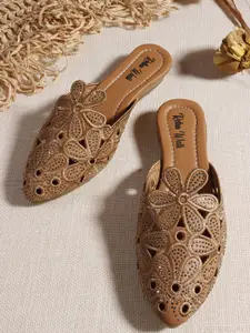 Retro Walk Women Embellished Ethnic Mojaris Flats