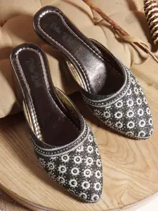 Retro Walk Women Embellished Ethnic Mojaris Flats