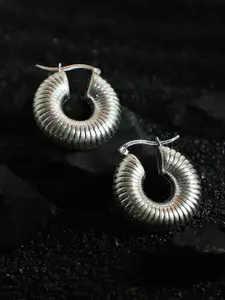 SOHI The Snake-Ribbed Silver-Plated Contemporary Hoop Earrings