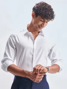 HIGHLANDER Textured Spread Collar Slim Fit Casual Shirt