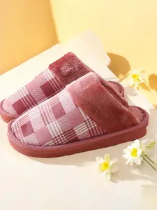 WOLVESDEN Women  Self Design Room Slippers