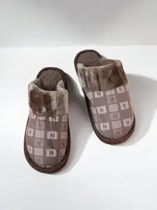 WOLVESDEN Women Self Design Fur Room Slippers