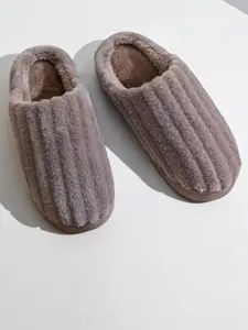 WOLVESDEN Women Self Design Fur Room Slippers