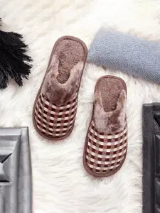 WOLVESDEN Women Self Design Winter Fur Room Slipper
