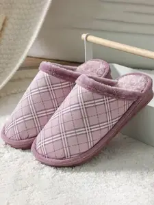 WOLVESDEN Women Self Design Fur Room Slippers